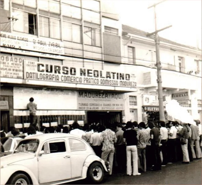Fachada do Curso Neolatino nos anos 1970, com uma fila de alunos na calçada