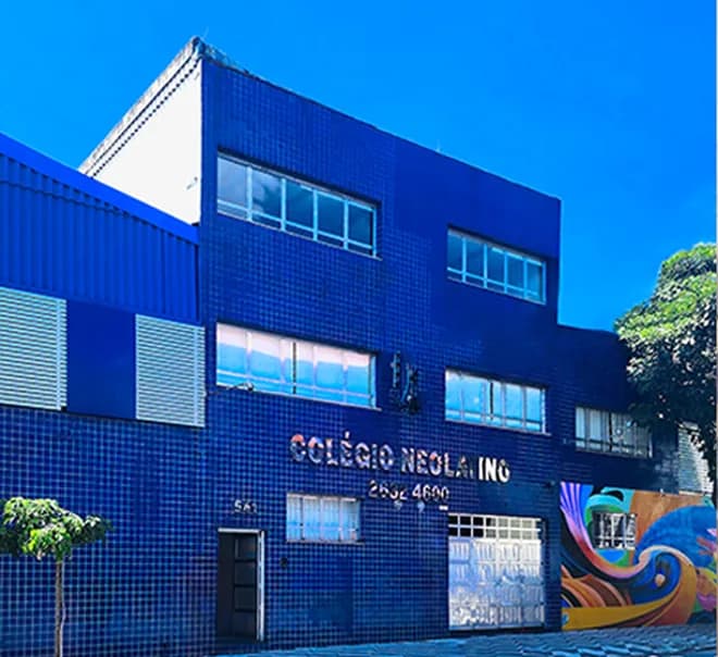 Fachada atual do Colégio Neolatino, prédio azul na Vila Maria